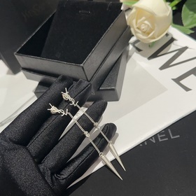 Сережки с кисточками Saint Laurent с подвеской в форме пули