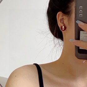YSL Saint Laurent Новогодние серьги-гвоздики красного цвета. Элег