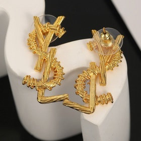 YSL Saint Laurent – классическая роскошь, модный и универсальный,