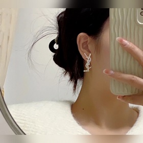 YSL Saint Laurent серьги-гвоздики с буквами бриллиантами, неровны