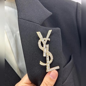 YSL Saint Laurent серьги-гвоздики с буквами бриллиантами, неровны