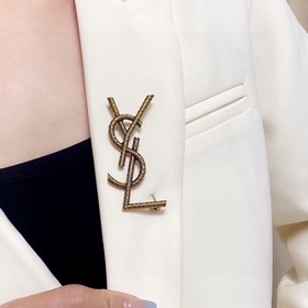 Брошь YSL — это украшение, которое лучше всего понимают женщины.