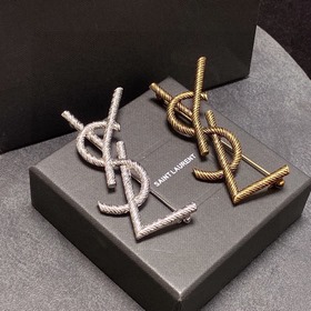Брошь YSL — это украшение, которое лучше всего понимают женщины. 
