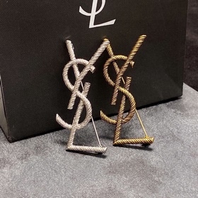 Брошь YSL — это украшение, которое лучше всего понимают женщины. 