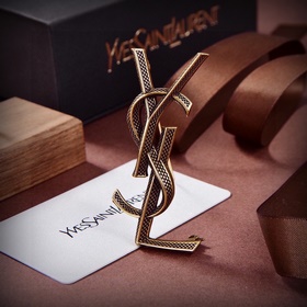 Saint Laurent Новая модель круглого броши с вырезанными буквами. 