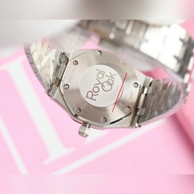 Часы Audemars Piguet Royal Oak с циферблатом, украшенным узором L