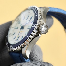 GR тщательно отобрал часы Superocean 42 мм от Breitling. 1： Часы 