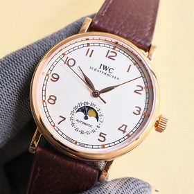 IWC впервые представила серию Portofino с указательным календарем