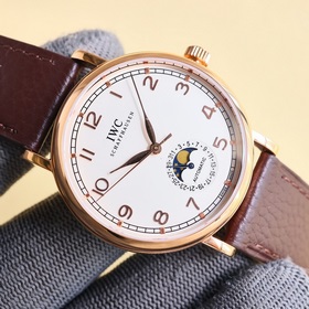 IWC впервые представила серию Portofino с указательным календарем