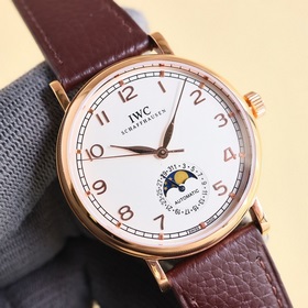 IWC впервые представила серию Portofino с указательным календарем