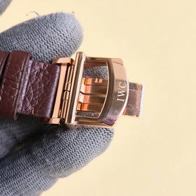 IWC впервые представила серию Portofino с указательным календарем