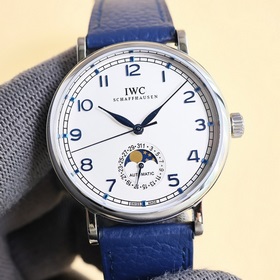 IWC впервые представила серию Portofino с указательным календарем