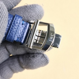 IWC впервые представила серию Portofino с указательным календарем