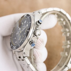 Omega Seamaster 300 метров 1： Четкие линии надписей, блестящий ци
