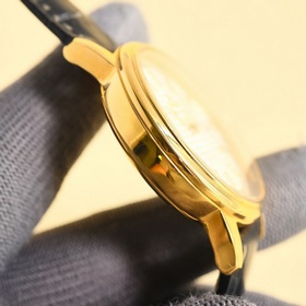 Omega OMEGA использует уникальный дизайн циферблата, который соче