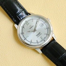 Omega OMEGA использует уникальный дизайн циферблата, который соче