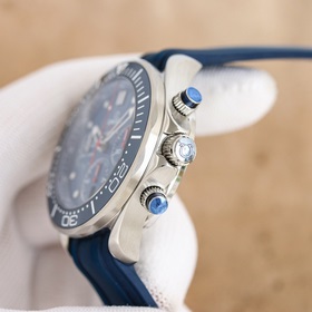 Omega Seamaster 300 метров 1： Четкие линии циферблата, блестящая 