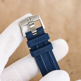 Omega Seamaster 300 метров 1： Четкие линии циферблата, блестящая 