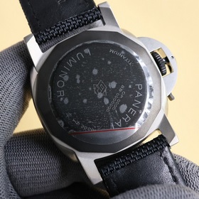 Panerai SUBMERSIBLE BMG-TECH — 47-миллиметровые часы из серии Sub