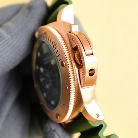 Panerai SUBMERSIBLE BMG-TECH — 44-миллиметровые часы из серии Sub