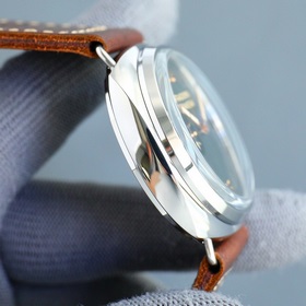 Новейшая версия V7 от Panerai оснащена оригинальным импортным пол