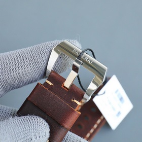 Новейшая версия V7 от Panerai оснащена оригинальным импортным пол