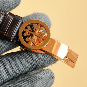 Patek Philippe впечатляет своим появлением. Диаметр циферблата 42