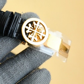 Patek Philippe впечатляет своим появлением. Диаметр циферблата 42