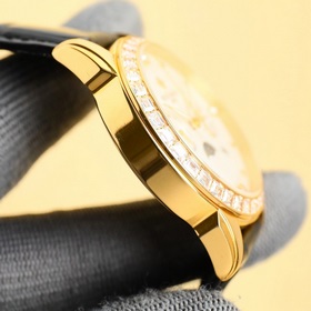 Patek Philippe впечатляет своим появлением. Диаметр циферблата 42