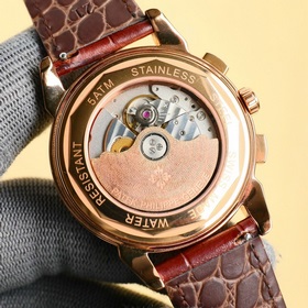 Patek Philippe впечатляет своим появлением. Диаметр циферблата 42