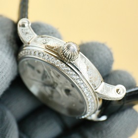 Patek Philippe впечатляет своим появлением. Диаметр циферблата 42