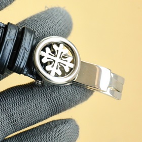 Patek Philippe впечатляет своим появлением. Диаметр циферблата 42