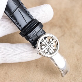 Patek Philippe впечатляет своим появлением. Диаметр циферблата 42