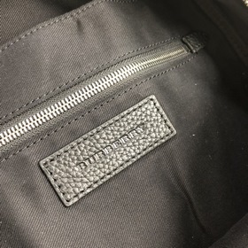 Прочный и практичный рюкзак Burberry из натуральной кожи с нескол