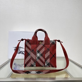 Новейшая мягкая и прочная сумка-тоут от Burberry, изготовленная в