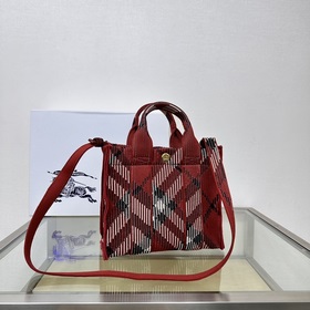 Новейшая мягкая и прочная сумка-тоут от Burberry, изготовленная в
