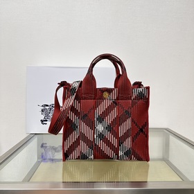 Новейшая мягкая и прочная сумка-тоут от Burberry, изготовленная в