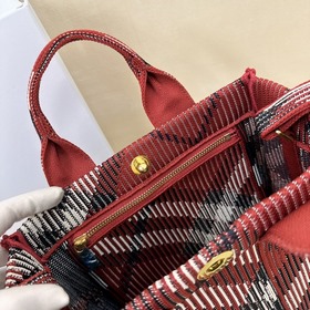 Новейшая мягкая и прочная сумка-тоут от Burberry, изготовленная в