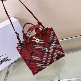 Новейшая мягкая и прочная сумка-тоут от Burberry, изготовленная в