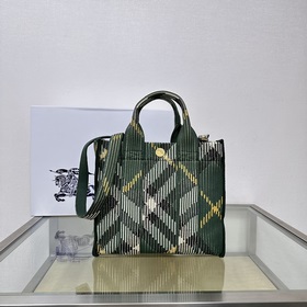 Новейшая мягкая и прочная сумка-тоут от Burberry, изготовленная в
