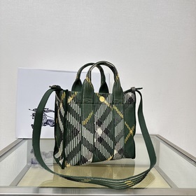 Новейшая мягкая и прочная сумка-тоут от Burberry, изготовленная в