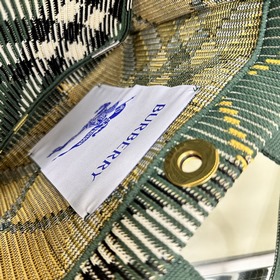 Новейшая мягкая и прочная сумка-тоут от Burberry, изготовленная в