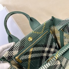 Новейшая мягкая и прочная сумка-тоут от Burberry, изготовленная в