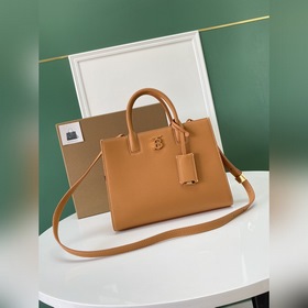 Высококачественная сумка-тоут от Burberry, изготовленная из италь
