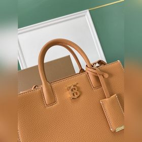 Высококачественная сумка-тоут от Burberry, изготовленная из италь