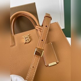 Высококачественная сумка-тоут от Burberry, изготовленная из италь