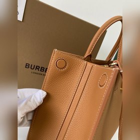 Высококачественная сумка-тоут от Burberry, изготовленная из италь