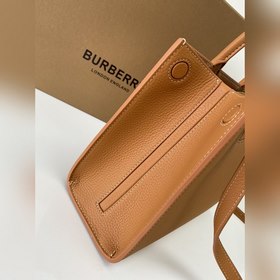 Высококачественная сумка-тоут от Burberry, изготовленная из италь