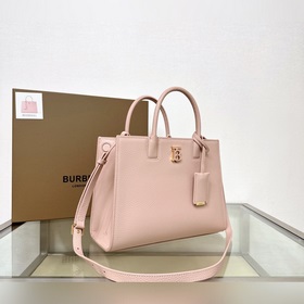 Высококачественная сумка-тоут от Burberry, изготовленная из италь