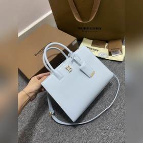 Высококачественная сумка-тоут от Burberry, изготовленная из италь